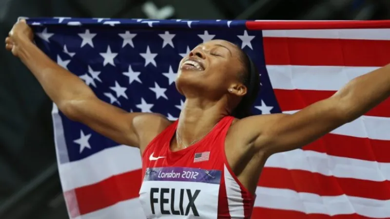 Allyson Felix giương cao lá cờ Mỹ