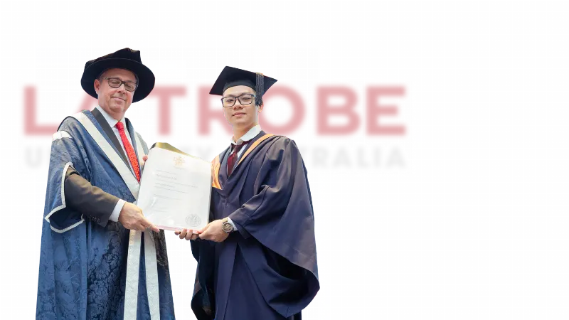 alt text: Sinh viên La Trobe trong lễ tốt nghiệp