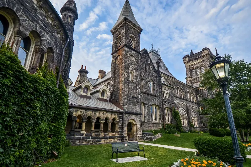 alt text: Toàn cảnh đại học Toronto
