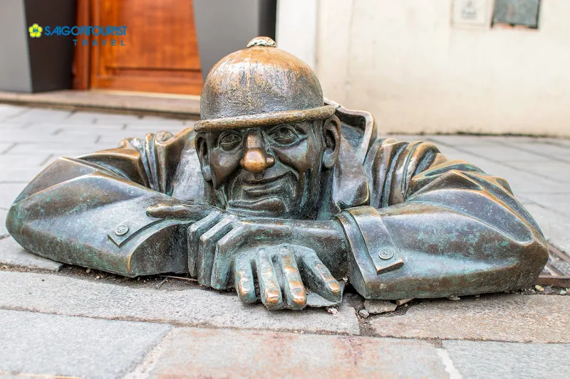 " alt="Bức tượng anh thợ cống Cumil - Biểu tượng của Bratislava"