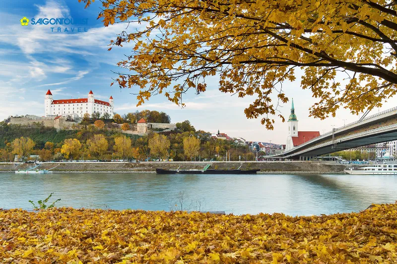 " alt="Lâu đài Bratislava uy nghi soi bóng xuống dòng Danube"