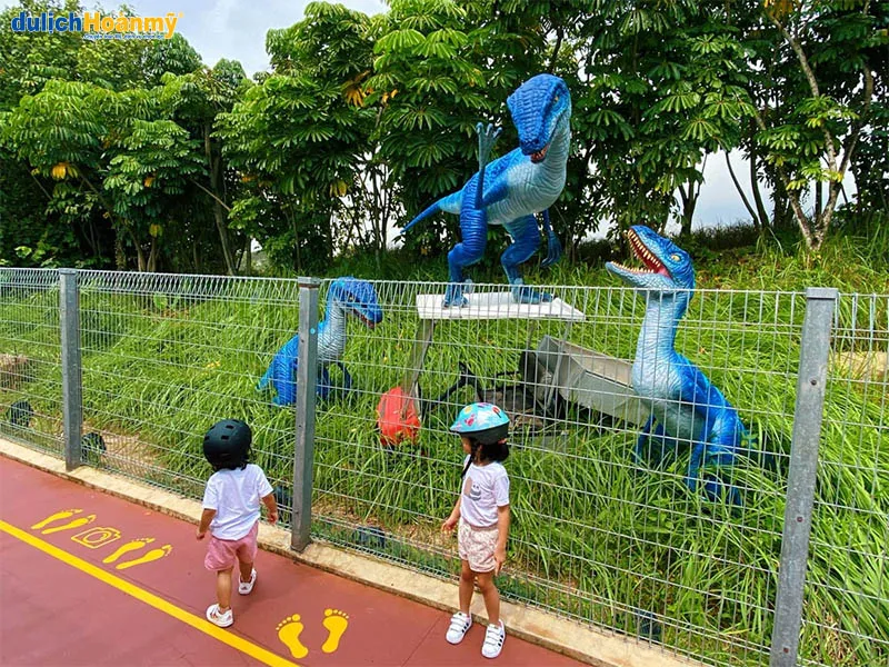 Bầy Utahraptor hung dữ dường như chực chờ con mồi bất cứ lúc nào. Chi trước tiến hóa với móng vuốt để dễ dàng xẻ thịt con mồi ra từng mảnh. Được biết đến là loài khủng long bạo chúa nhất.