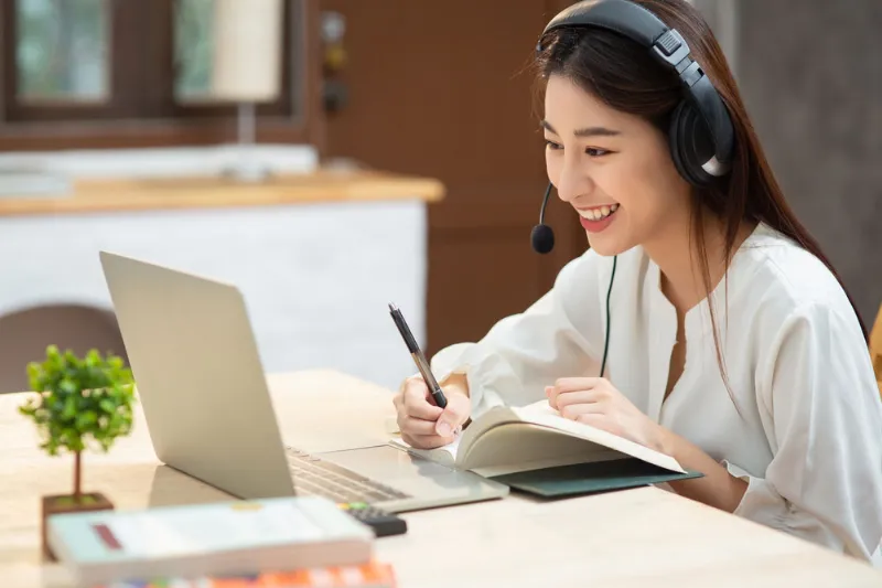 Bé gái đang học tiếng Anh qua video