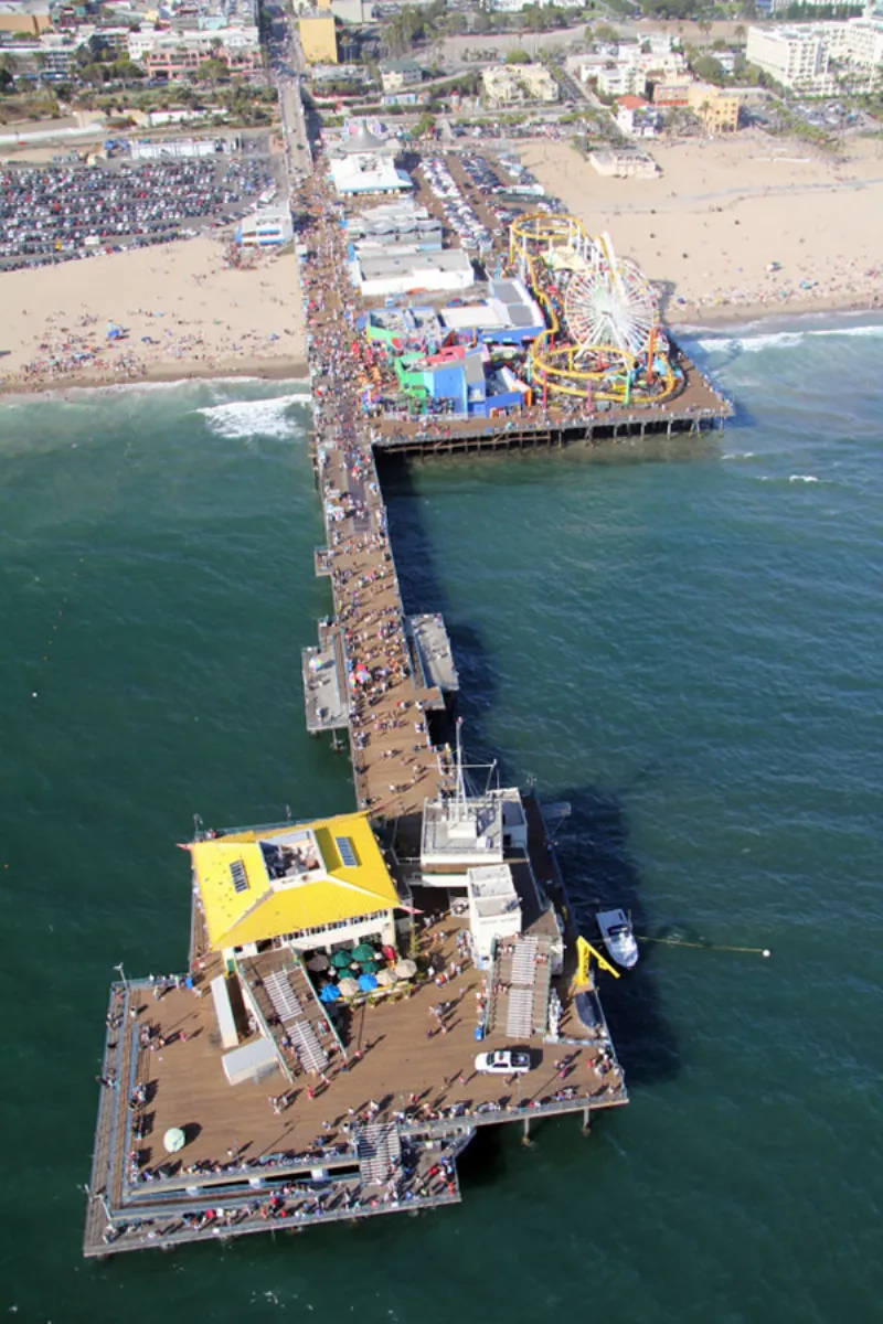 Đám đông người ở cầu cảng Santa Monica.