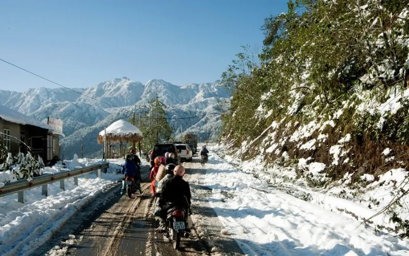 "Di chuyển bằng xe máy trên đèo Ô Quy Hồ"
