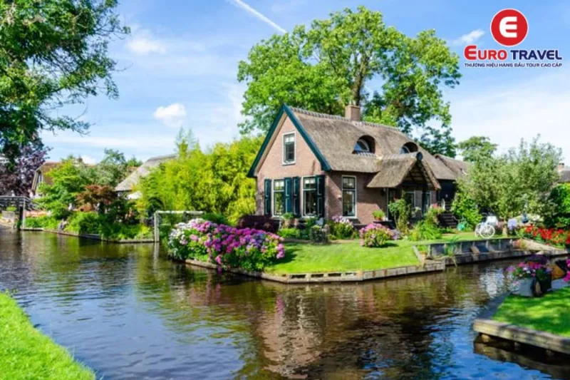 Giethoorn được ví von là Venice phía Bắc