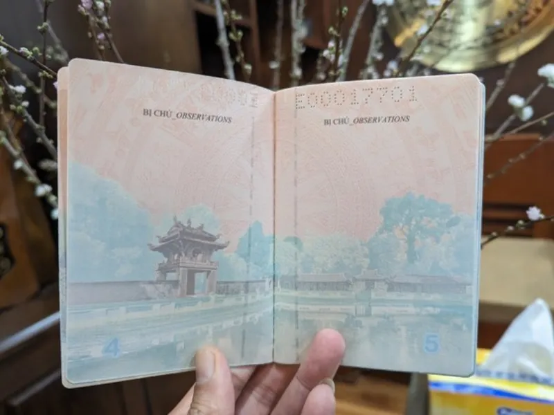 Hình thức của hộ chiếu gắn chíp điện tử cơ bản giống với hộ chiếu không gắn chíp điện tử với bìa màu xanh tím than, các trang trong hộ chiếu là cảnh đẹp đất nước, di sản văn hóa Việt Nam. Ảnh: Minh họa