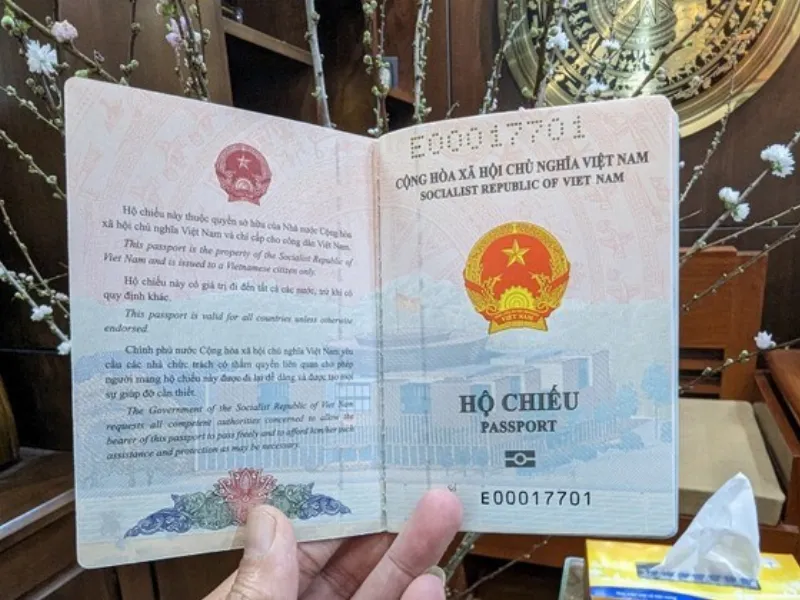 Hộ chiếu gắn chíp điện tử có tính bảo mật thông tin cao, vì được lưu trữ trong con chíp, rất khó sao chép thông tin. Chính vì vậy, hộ chiếu điện tử có tính bảo mật hơn hộ chiếu giấy thông thường, bảo vệ người mang hộ chiếu trước nguy cơ bị lấy cắp thông tin cá nhân. Ảnh: Minh họa