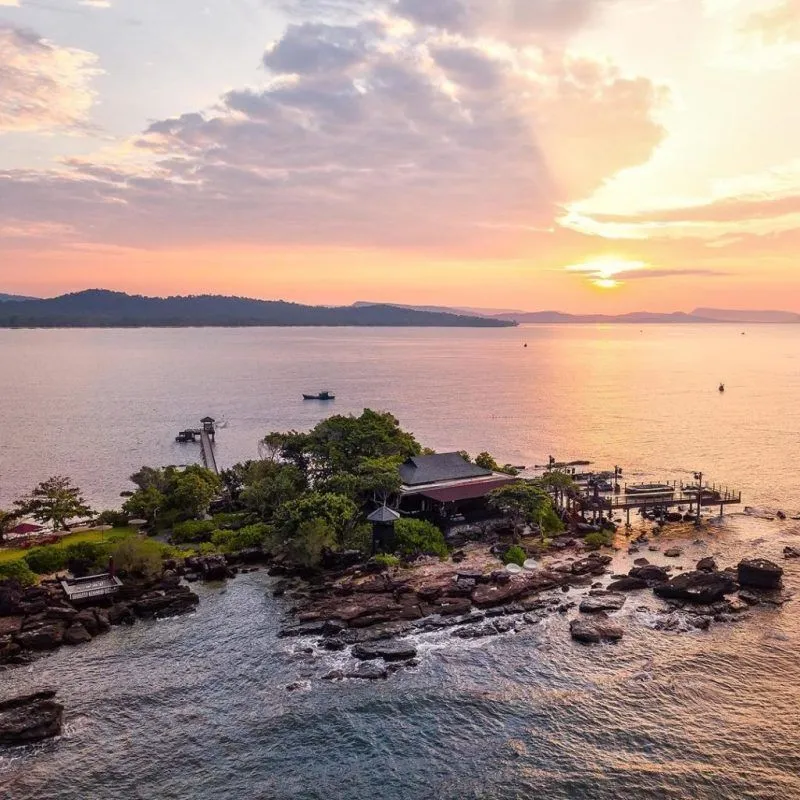 Hoàng hôn xuống bên Rock Sunset Island Bar