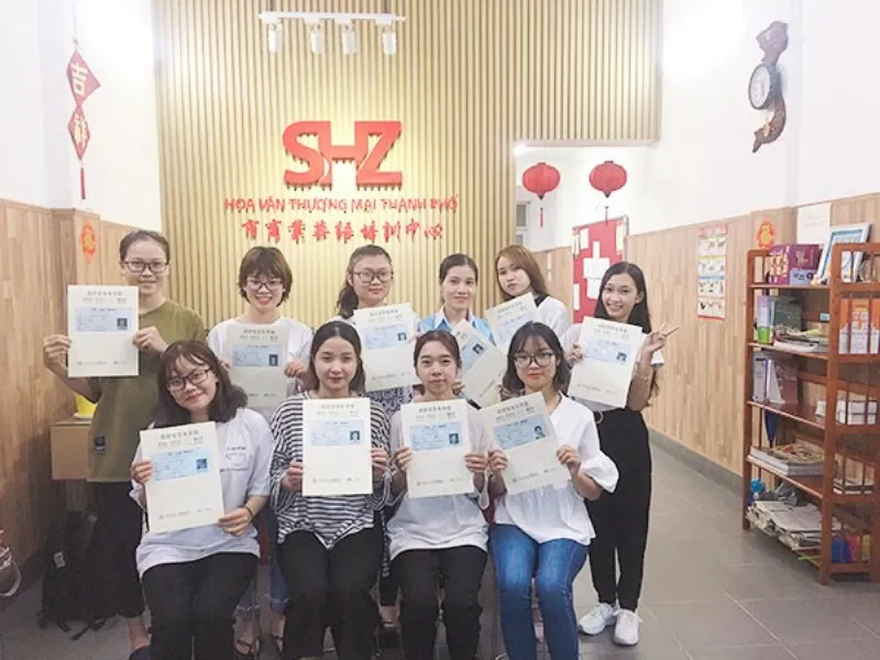 Học viên thi thử chứng chỉ tiếng Trung HSK do SHZ tổ chức
