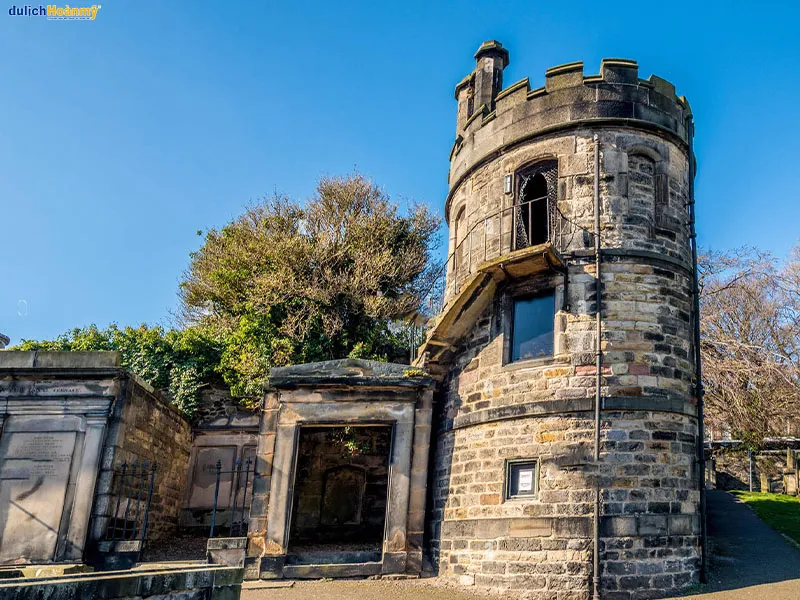 Kiến trúc của Tháp nhìn xa được thiết kế theo phong cách Gothic với những đường nét thanh thoát và tinh tế