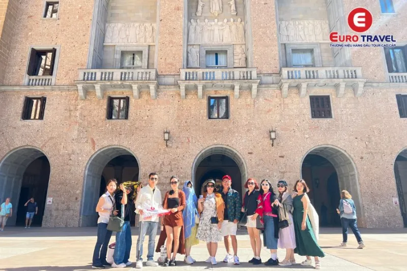 Mặc trang phục thoải mái khi tham quan vào mùa hè