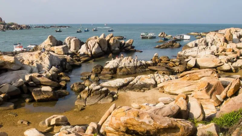 Nếu Phan Thiết nổi tiếng với những bãi biển đẹp, bãi cát dài trắng mịn, thì Mũi Kê Gà lại có thêm những phiến đá kỳ lạ xếp thành đủ hình thù gợi sự hiếu kỳ cho du khách. Nguồn ảnh: Viet Bach