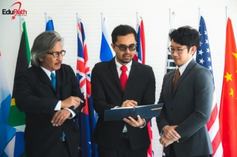 Ngành quan hệ quốc tế có thể giúp bạn trở thành nhân viên ngoại giao của quốc gia - EduPath