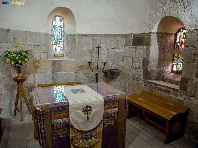 Nhà nguyện Saint Margaret được trang trí bằng các hình ảnh nhân vật lịch sử và thánh công giáo