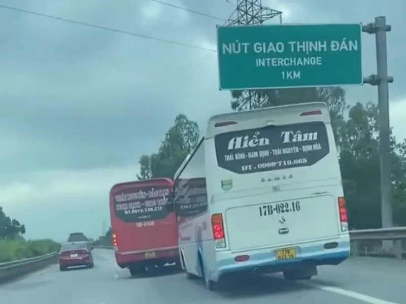 Nhà xe Thái Đạt chạy tuyến Nam Định - Bắc Kan ép sát xe Hiển Tâm tại biển báo nút giao Thịnh Đán gây nguy hiểm cho các phương tiện phía sau