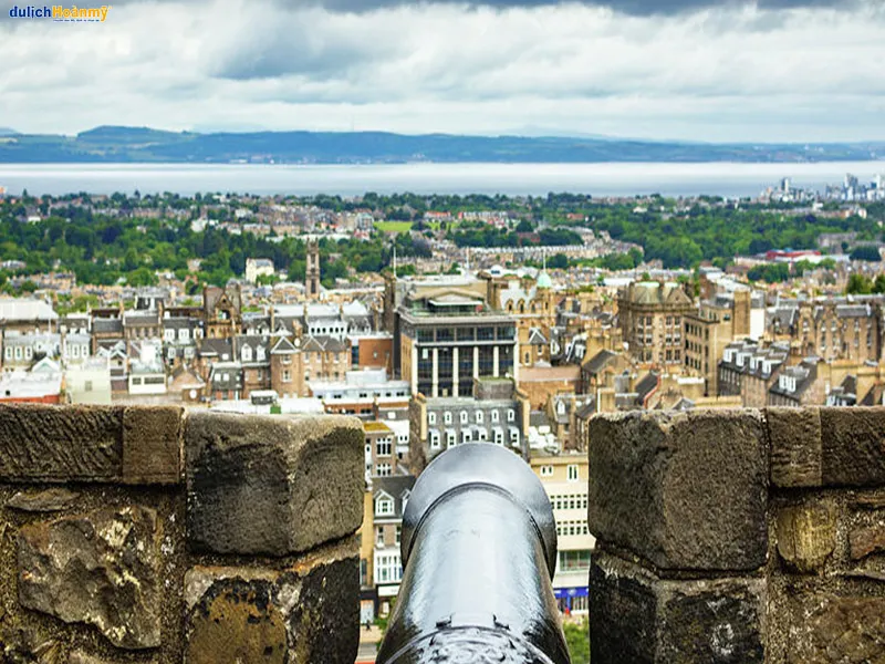 Quan cảnh rộng lớn của thành phố Edinburgh từ tháp lâu đài