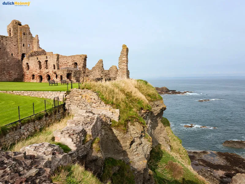 Sự thơ mộng của cảnh quan xung quanh lâu đài