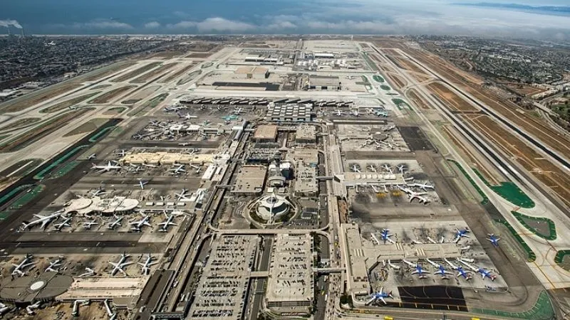 Từ s&acirc;n bay đến trung t&acirc;m Los Angeles khoảng 30 ph&uacute;t