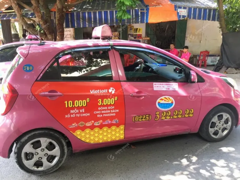 Taxi Hoàng Anh với màu hồng nổi bật