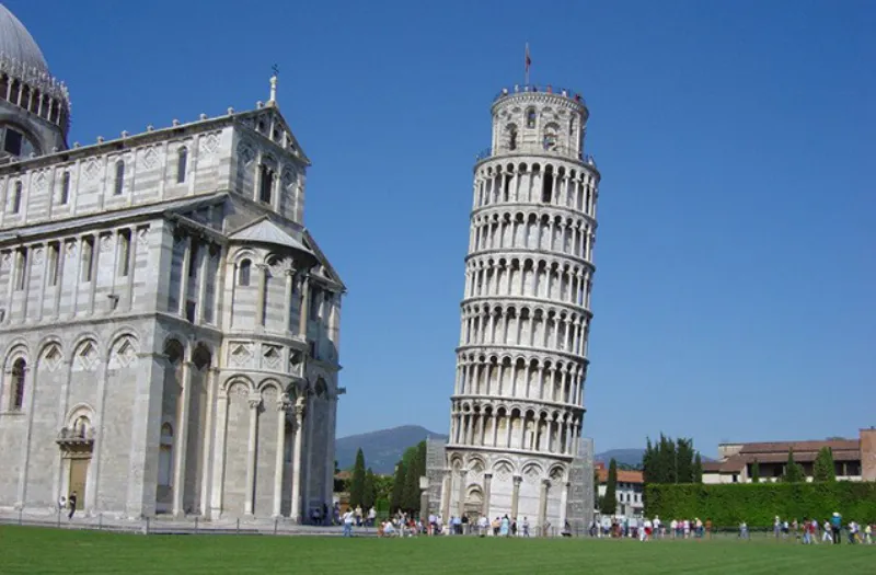 Tháp nghiêng Pisa, Pisa