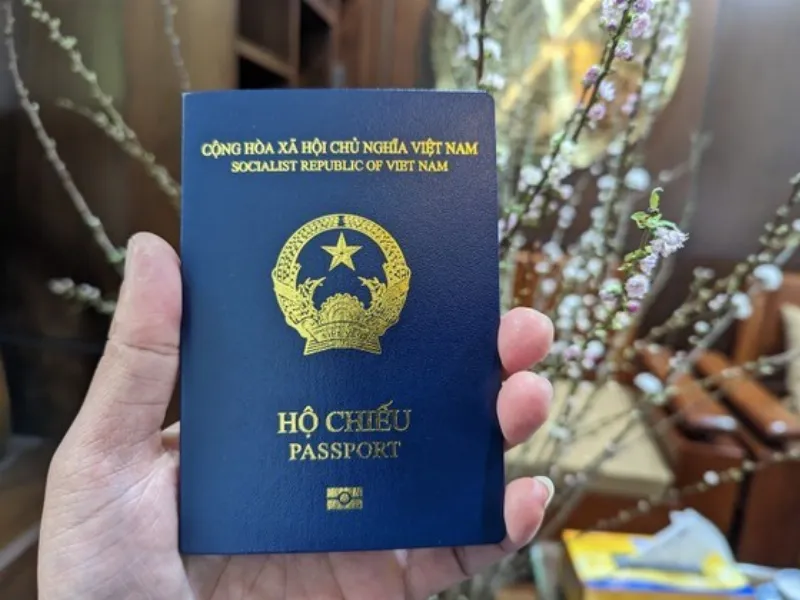 Theo Bộ Công an, hộ chiếu gắn chíp điện tử là điều kiện tiên quyết và là cơ sở để tự động hóa công tác kiểm soát cửa khẩu, tạo thuận lợi cho việc đi lại, xuất nhập cảnh giữa các nước (nhất là các nước có ứng dụng công nghệ nhận dạng sinh trắc học để kiểm soát hộ chiếu điện tử tại một số cửa khẩu quốc tế). Ảnh: Minh họa