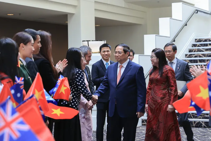 Thủ tướng Phạm Minh Chính cùng phu nhân bắt tay cán bộ, nhân viên ngoại giao và đại diện cộng đồng người Việt ở Úc ngày 7-3 - Ảnh: NHẬT BẮC