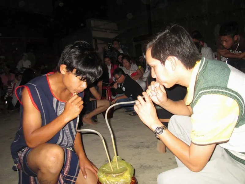 Thưởng thức rượu cần