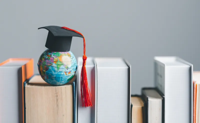 Tư vấn viên đang tư vấn cho học sinh