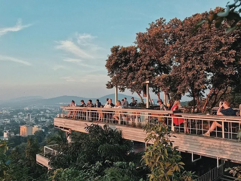 View ngắm hoàng hôn từ Chuồn Chuồn Bistro Bar