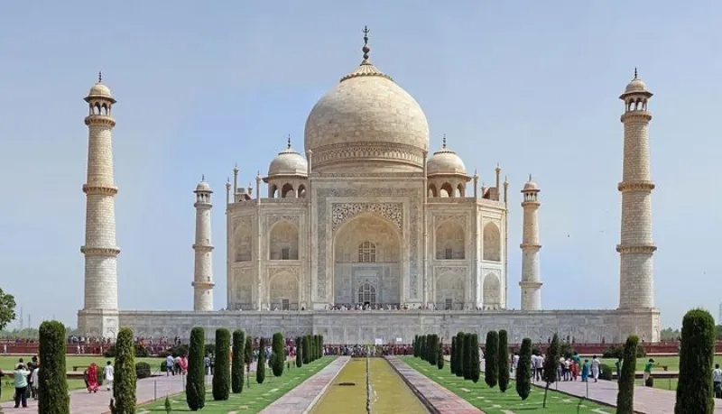 Vườn cây trước khu lăng mộ chính đền taj mahal