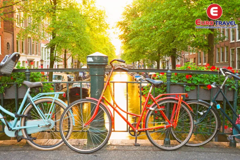 Xe đạp là phương tiện di chuyển chủ yếu tại Amsterdam
