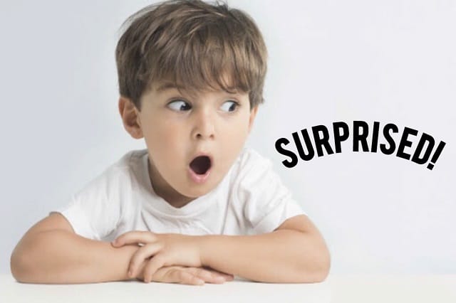 Tính từ "surprised" thể hiện rõ ràng sự ngạc nhiên/ bất ngờ Tính từ "surprised" thể hiện rõ ràng sự ngạc nhiên/ bất ngờ