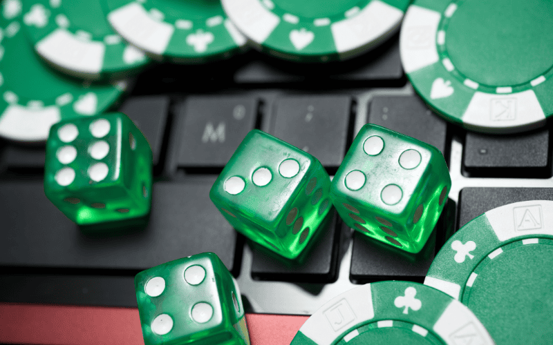 6686 có điểm mạnh là giao diện dễ sử dụng và các trò chơi thể thao phong phú