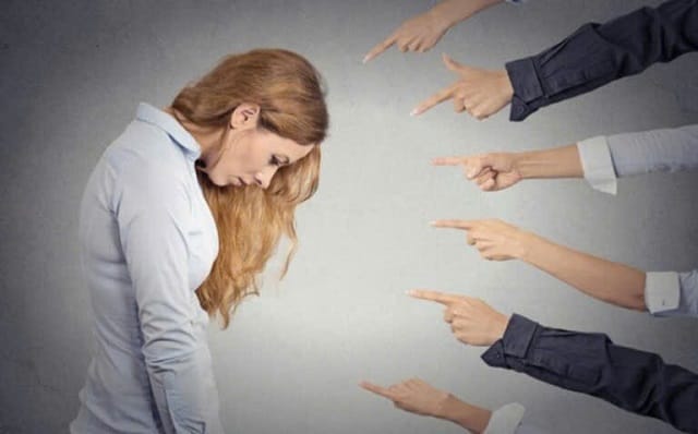 “Accused of” mô tả rõ ràng việc ai đó bị tố cáo/ buộc tội về sai làm gì đó “Accused of” mô tả rõ ràng việc ai đó bị tố cáo/ buộc tội về sai làm gì đó