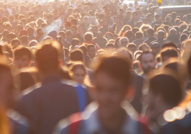 Crowded là một tính từ phổ biến dùng để miêu tả tình trạng đông đúc