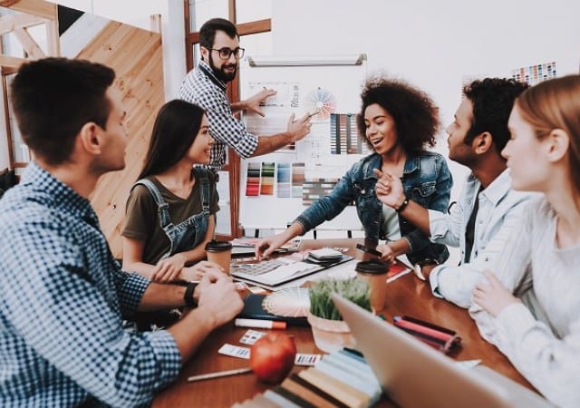 Involved đi với giới từ gì? "Involved in" chỉ sự tham gia trực tiếp vào một hoạt động, sự kiện