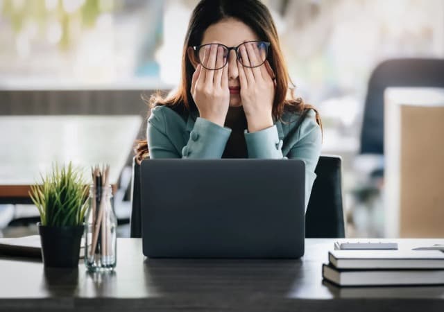 Suffer in diễn tả việc chịu đựng khó khăn