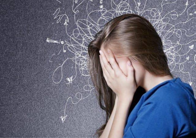 Worried được định nghĩa là "trăn trở, lo lắng về một vấn đề hoặc tình huống nào đó