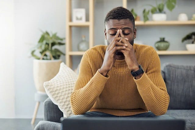 “Worry at” dùng để mô tả rõ ai phải vật lộn với điều gì đó “Worry at” dùng để mô tả rõ ai phải vật lộn với điều gì đó