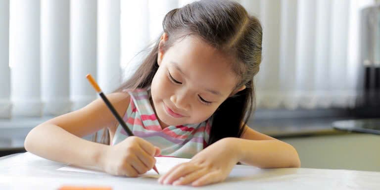 “Attention to” mô tả ai đó tập trung vào bất kỳ điều gì đó