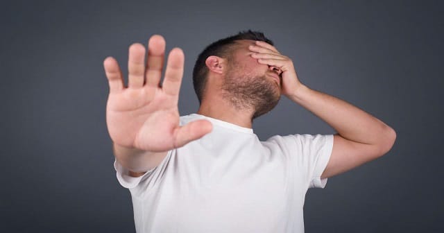 “Avoid + đại từ” mô tả rõ việc tránh né một người của ai đó “Avoid + đại từ” mô tả rõ việc tránh né một người của ai đó