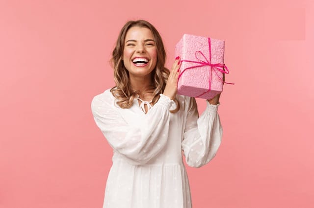 Delight nghĩa là cảm thấy vui mừng, hạnh phúc