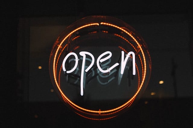 Open đi với giới từ gì?