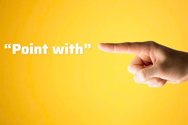 “Point with” là cụm giới từ khá phổ biến của từ vựng “point”