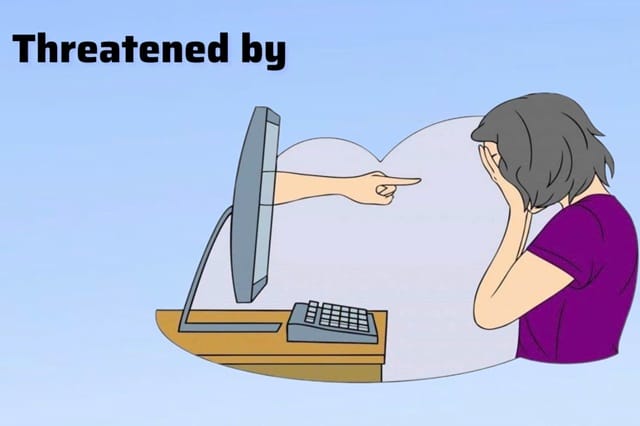 “Threatened by” dùng để nói về nguyên nhân gây ra mối đe dọa